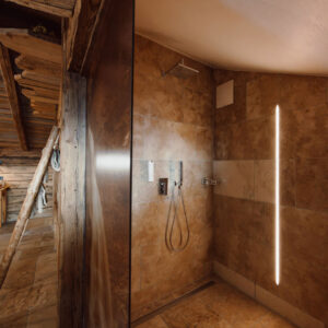 Eine von Sampl geflieste Duschkabine im Chalet Auszeit