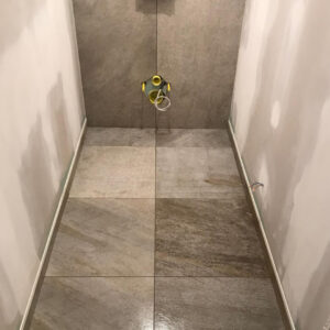 Ein von Sampl geflieste Restaurant Toiletten Kabine mit Steinfliesen