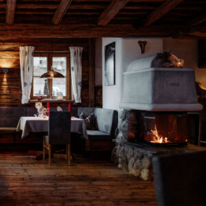 Ein von Sampl gebauter moderner Kachelofen im Chalet Auszeit Restaurant