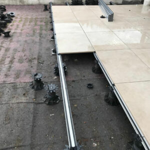 Eine von Sampl gebaute Steinterrasse mit Terrassen-Unterbau