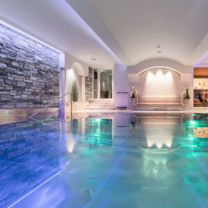 Von Fliesen Sampl errichtete Steinwand im Verwöhnhotel Bad Hofgastein